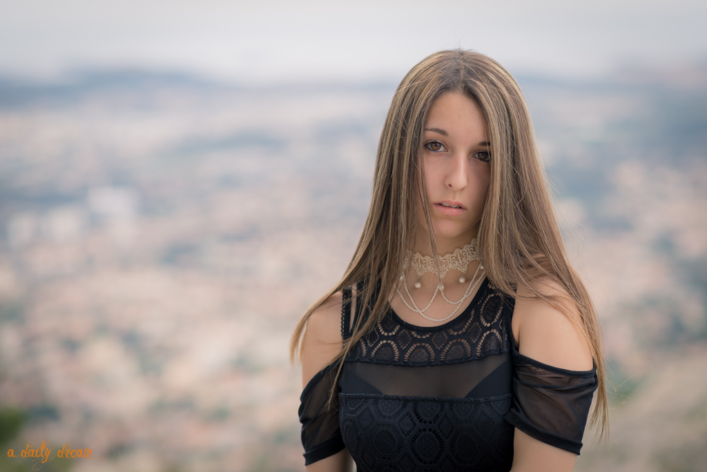 Portrait de Lucy sur les hauteurs du mont Faron, avec la ville de Toulon en fond.