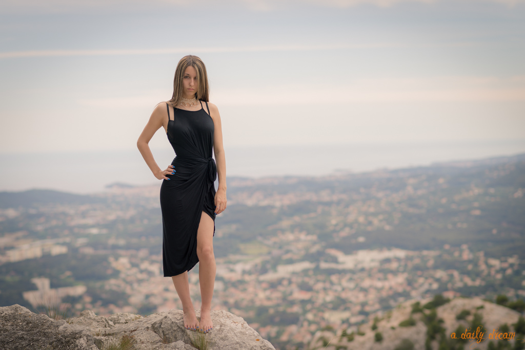 Shooting portrait avec Lucy et robe noire sur les hauteurs du mont Faron, près de Toulon.