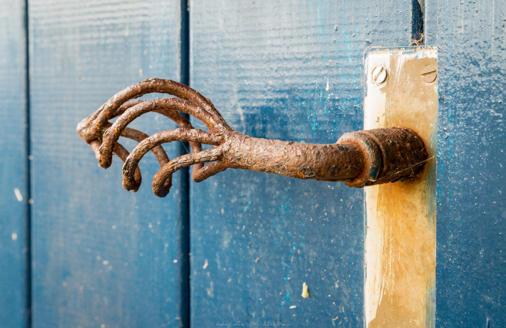 Photo d'une poignée de porte sur fond bleu, pour le projet "Rouille".