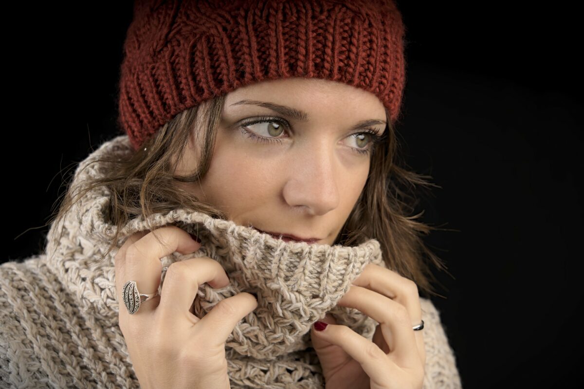 Portrait en studio de Laetitia en pull et avec son bonnet.