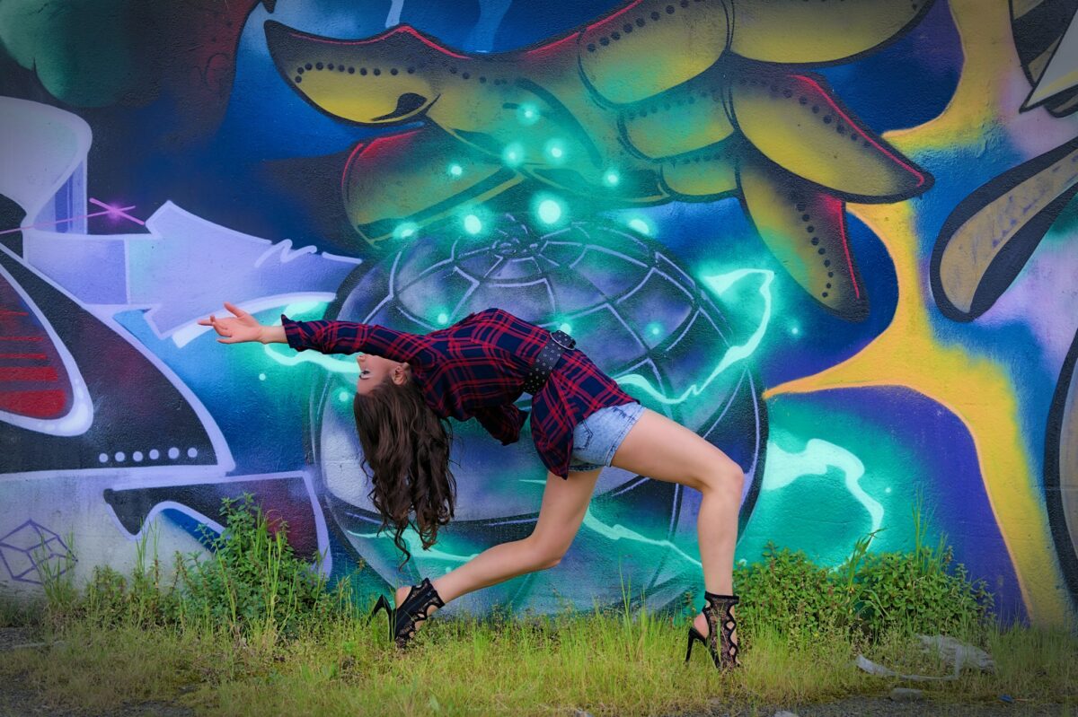 Séance photo portrait colorée avec Alice, et ses acrobaties, sur l'île de Nantes.