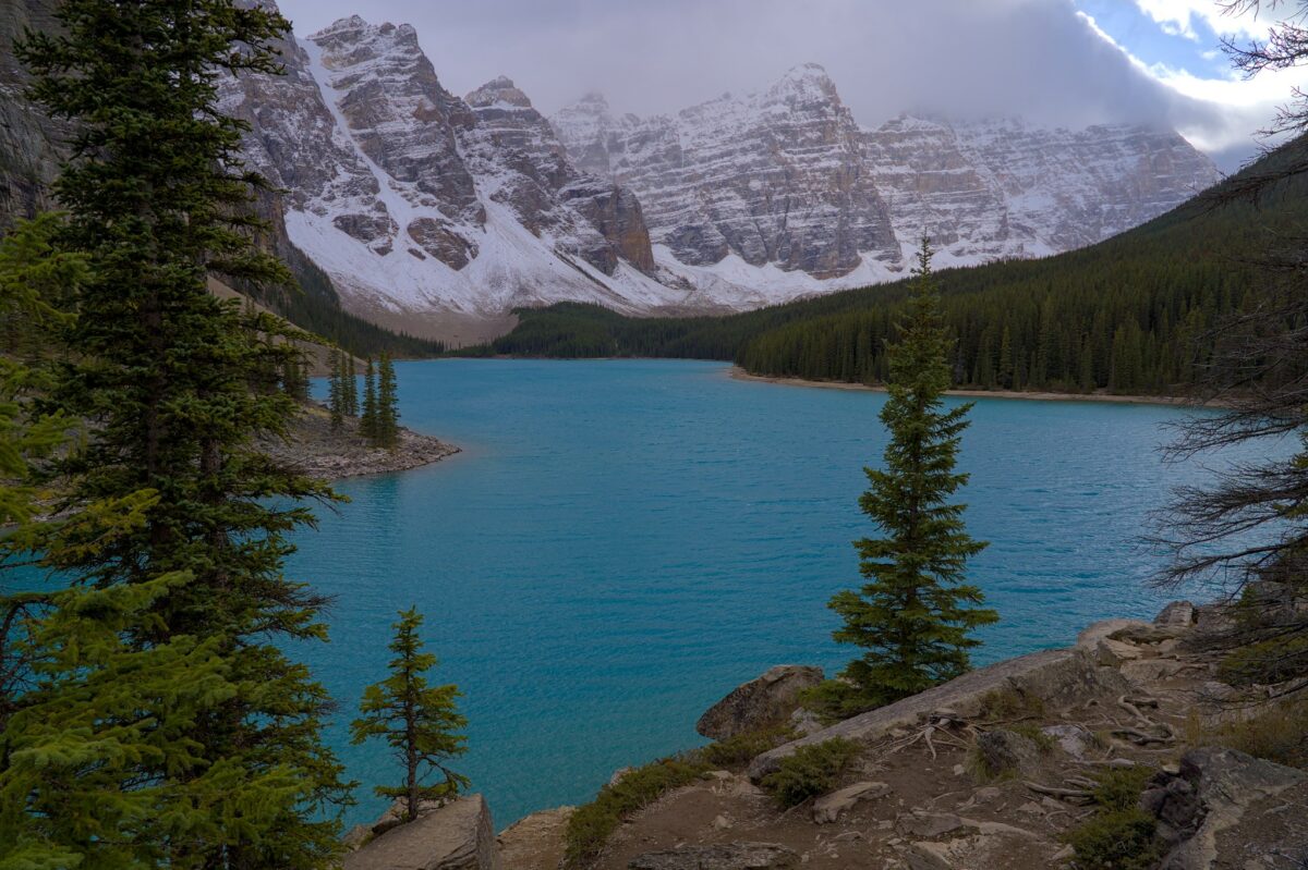 Lac Moraine, avec sa couleur bleu caractéristique, et les montagnes autour