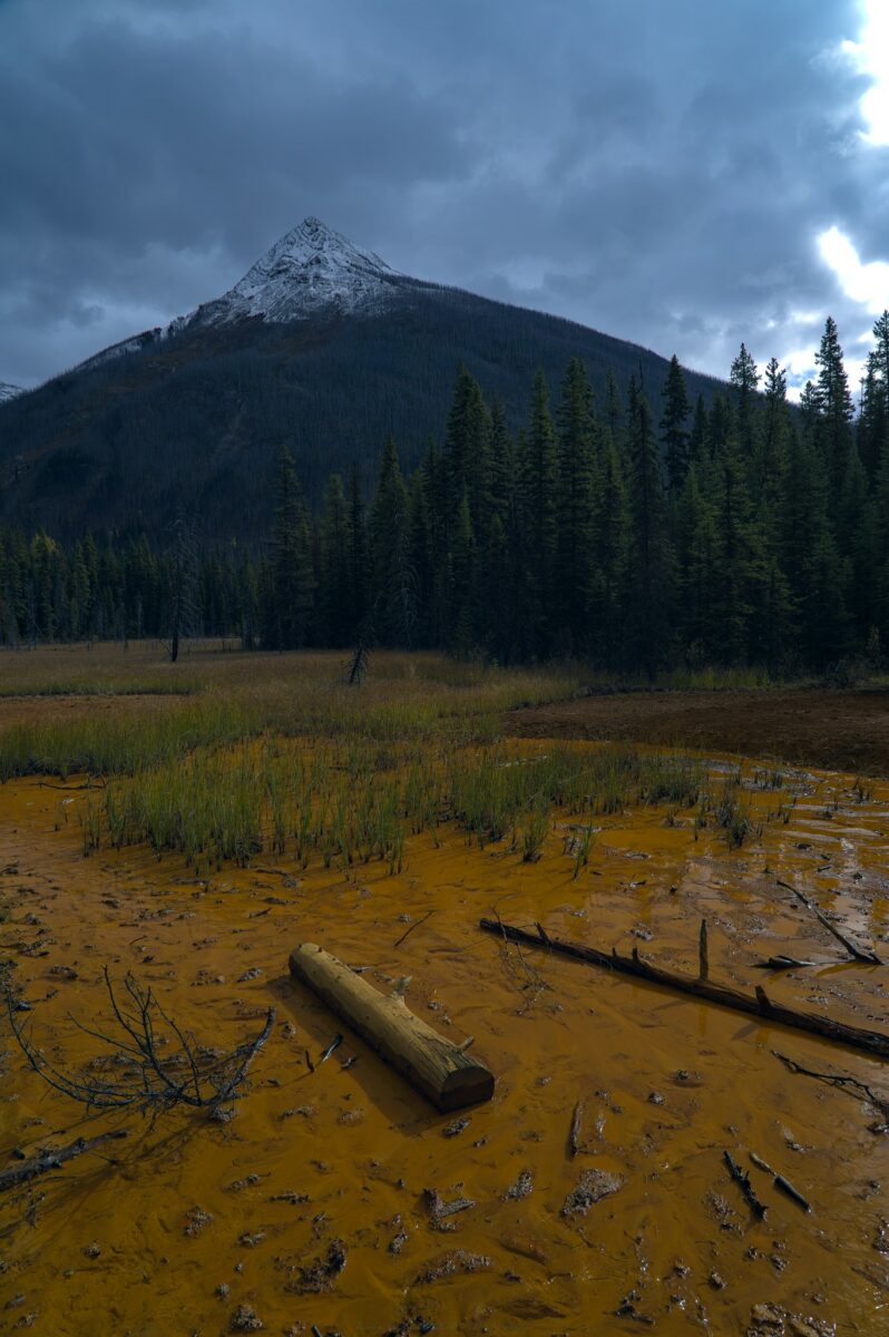 Photo d'un paysage coloré et montagneux au Canada