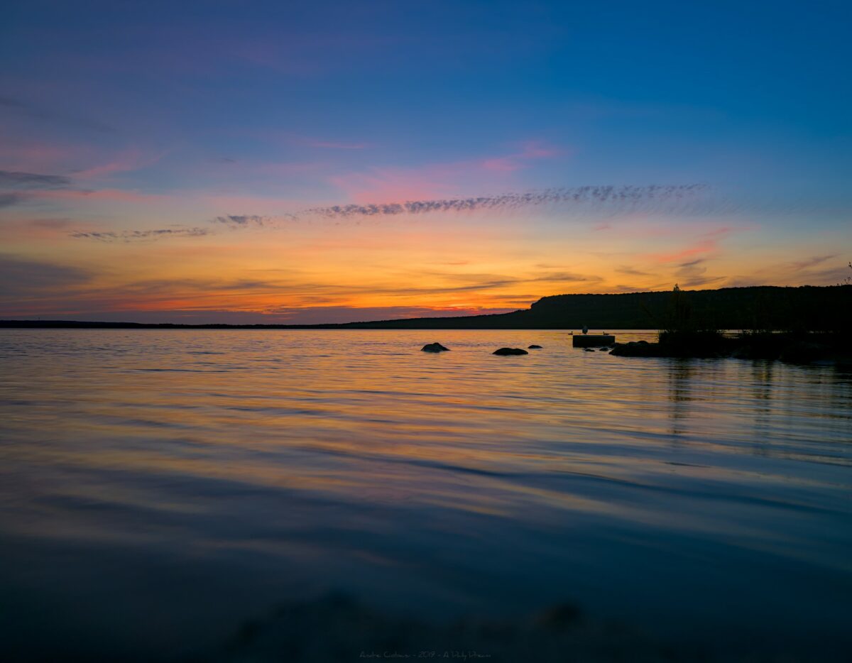 Lever de soleil au bord d'un lac au Canada