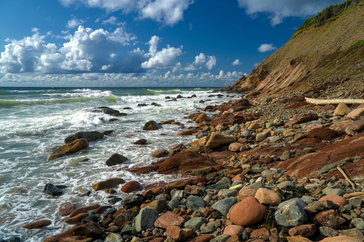 Galets au bord de l'océan sur la côte du Cap Breton