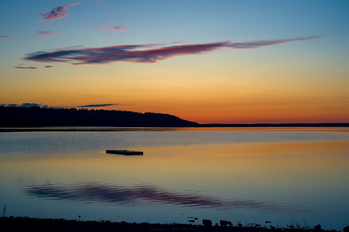 Coucher de soleil au bord d'un lac au Canada