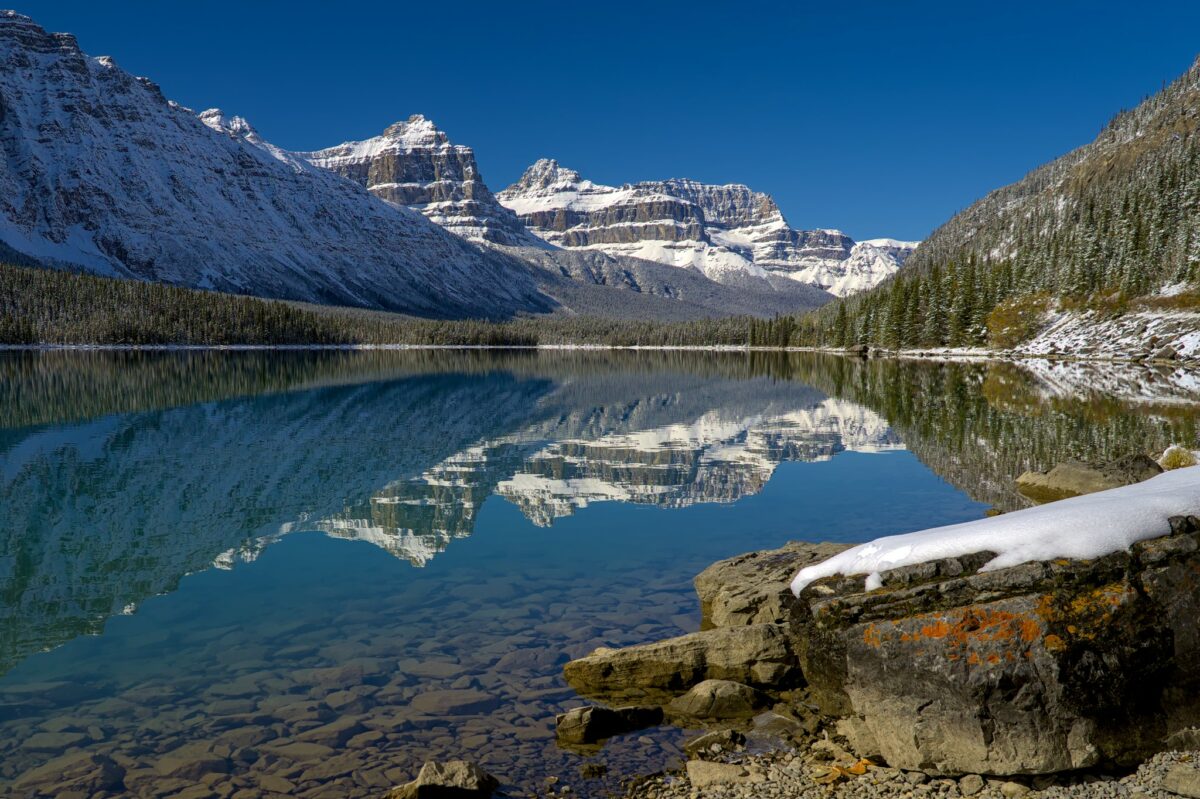 Lac entouré de montagnes enneigées au Canada