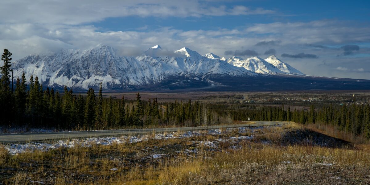 Mur de montagnes devant le parc national Kluane