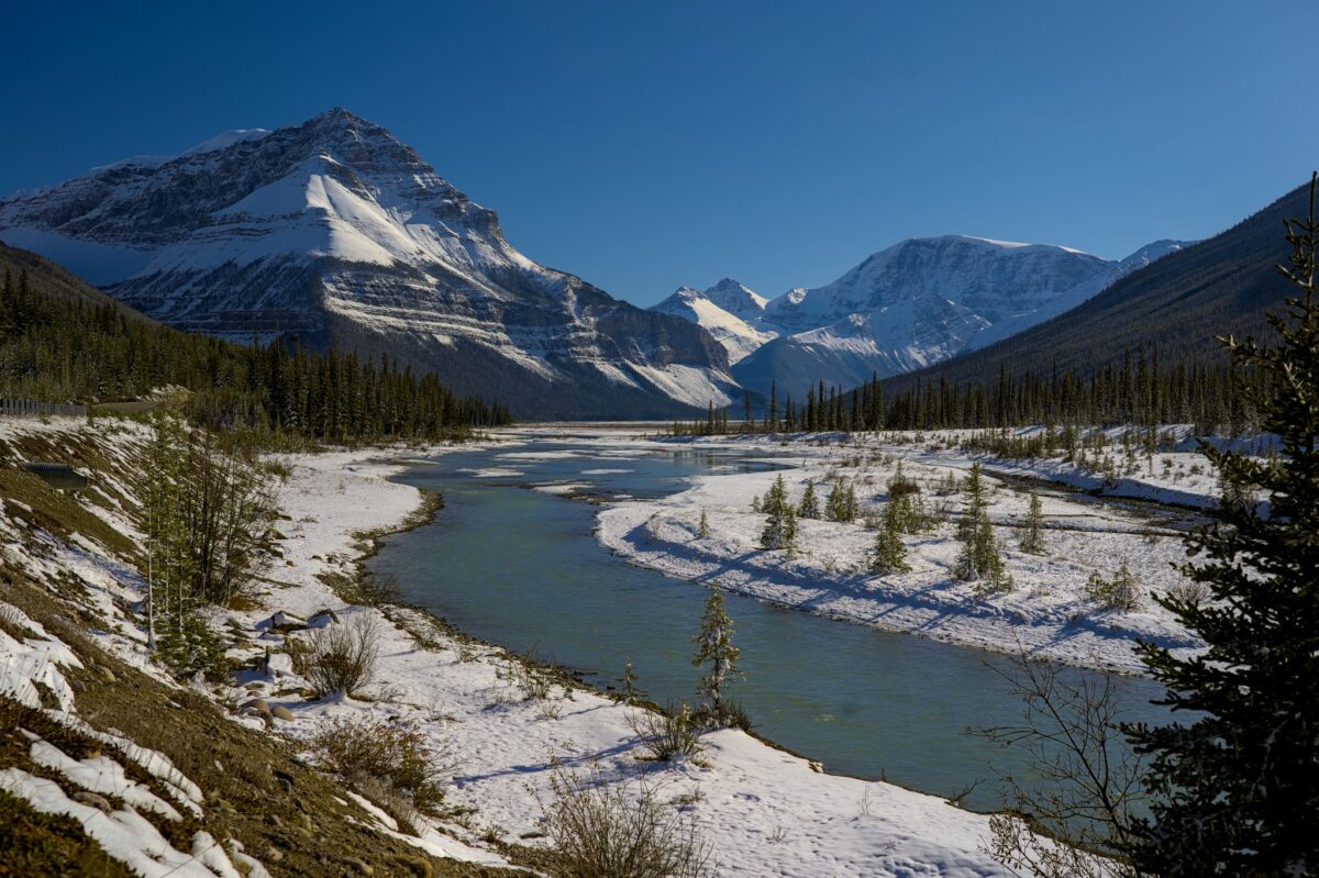 Une rivière entourée de montagnes le long de l'Alaska Highway.