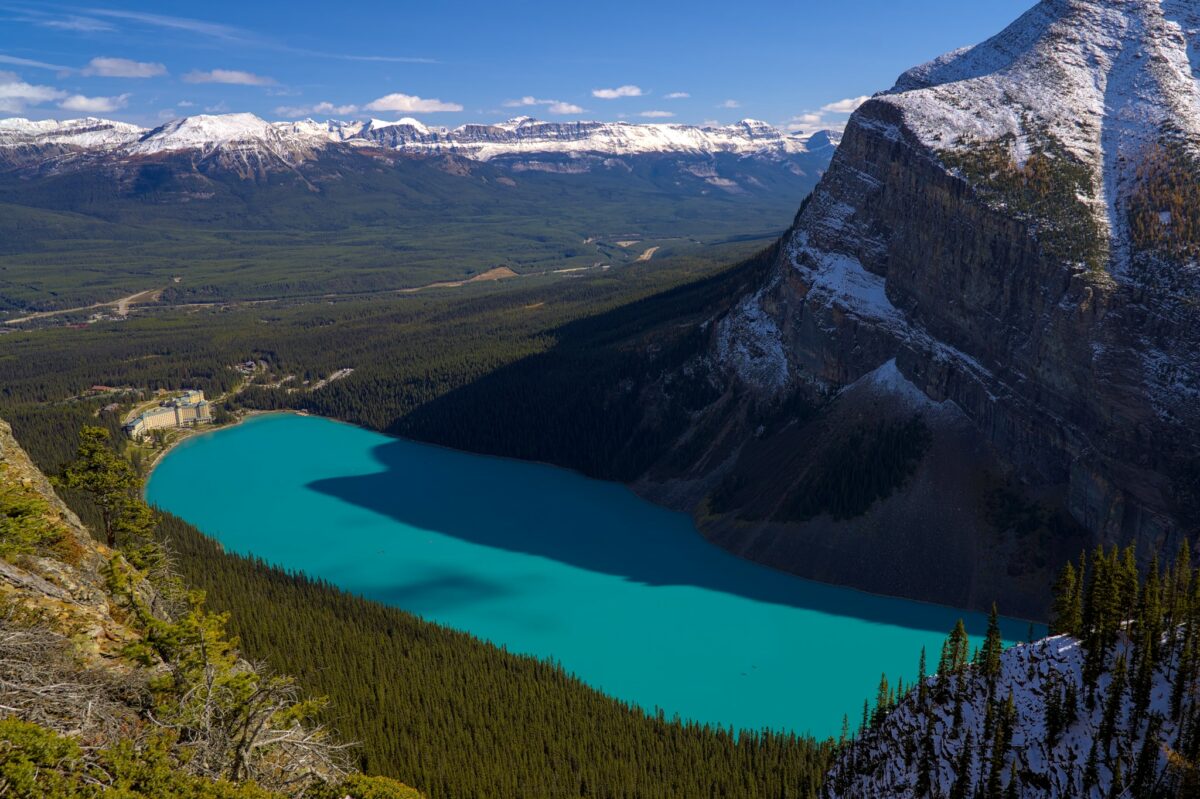 Lac Louise, avec sa couleur bleu caractéristique, vu d'en haut