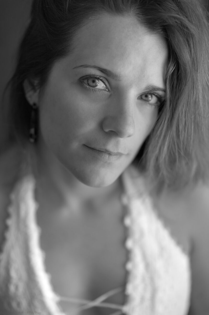 Portrait de Laetitia en lumière naturelle, noir et blanc.