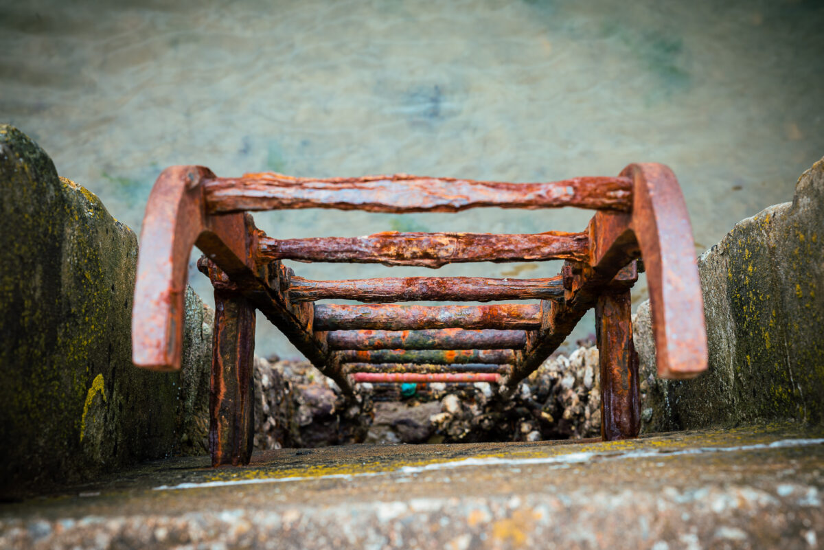 Photo d'une échelle au bord du port, pour le projet "Rouille".