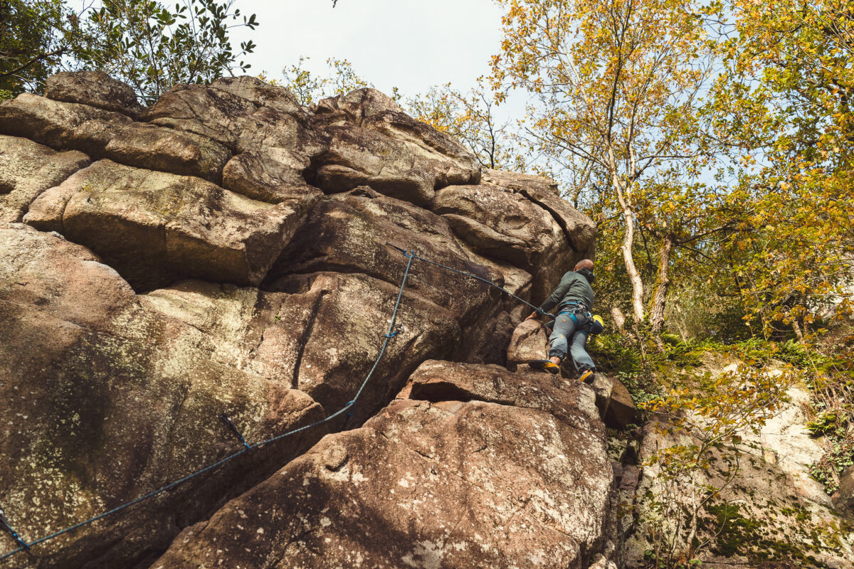 Photographie de sport montrant Alex qui cherche sa route et observe les prochains mouvements