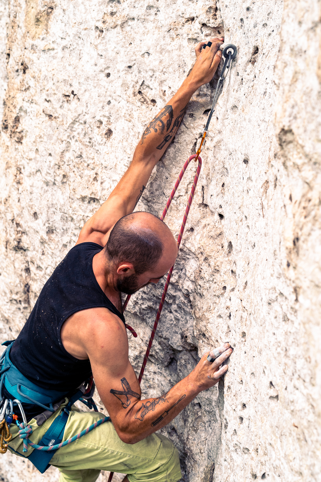 Photographie de sport où Alex montre les muscles sur cette voie à doigts.