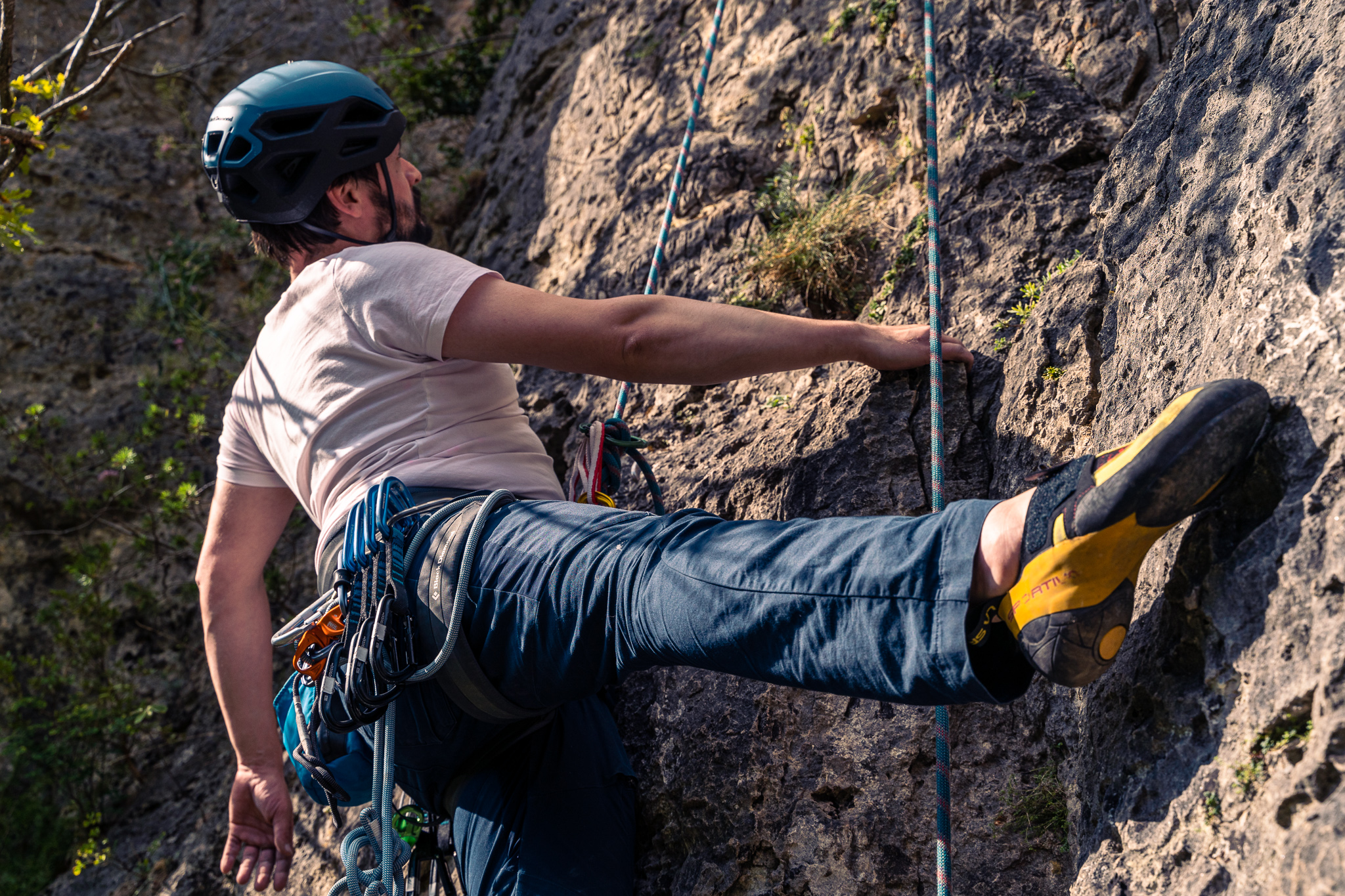 Charles prend un repos avec style dans cette voie dans les gorges du Tarn