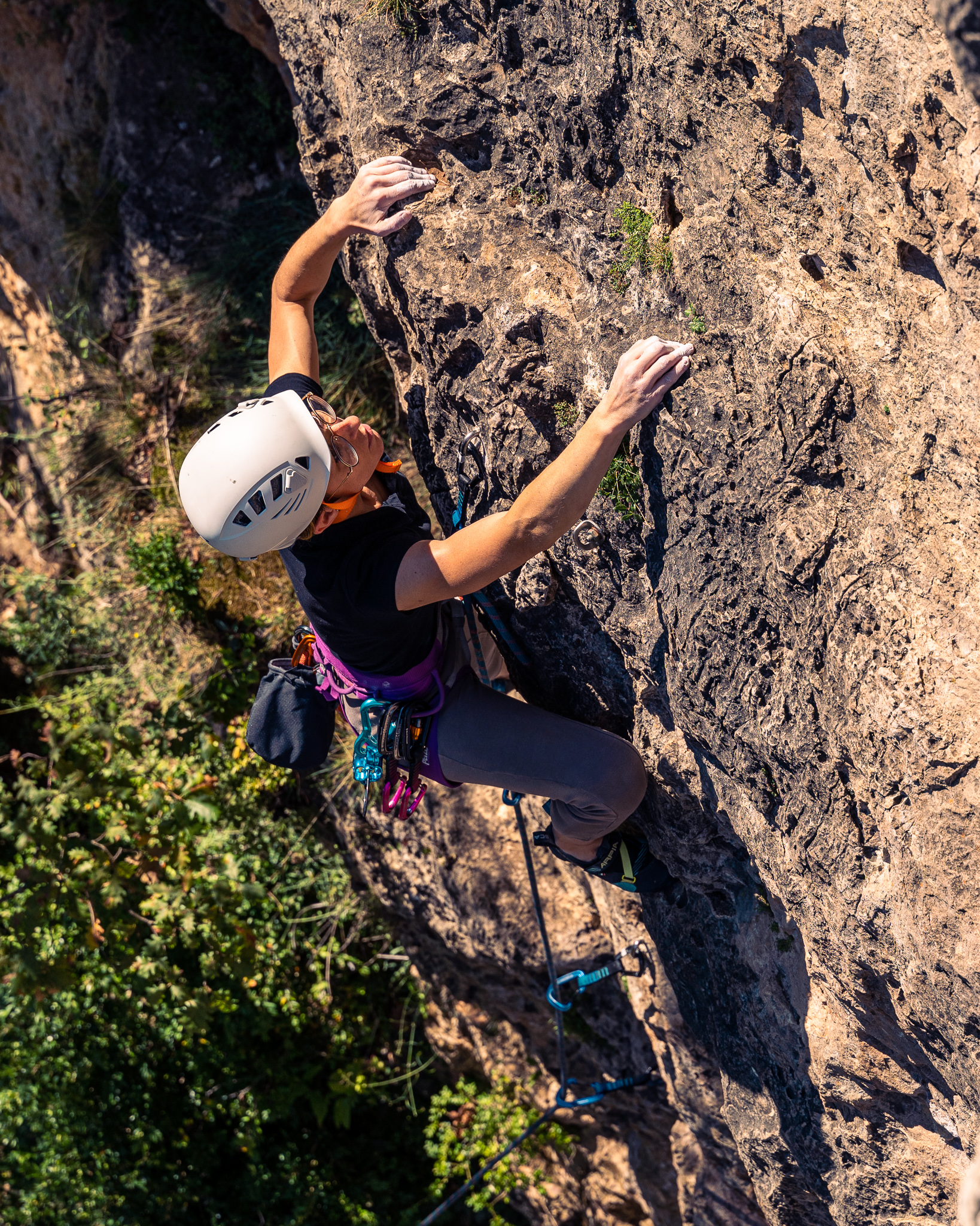 Photographie de sport montrant Estelle à l'aise sur ses pieds et sur des prises assez plates