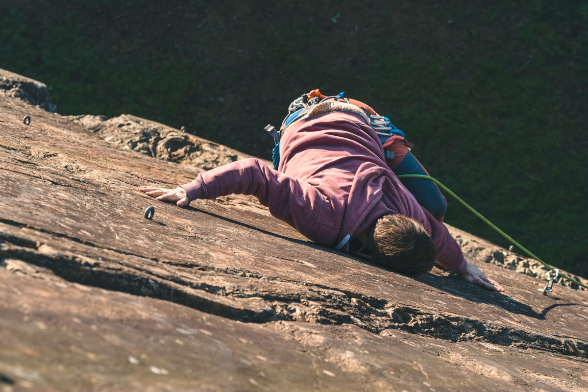 Manu fait des contorsions dans cette voie en dalle à la Roche Ballue