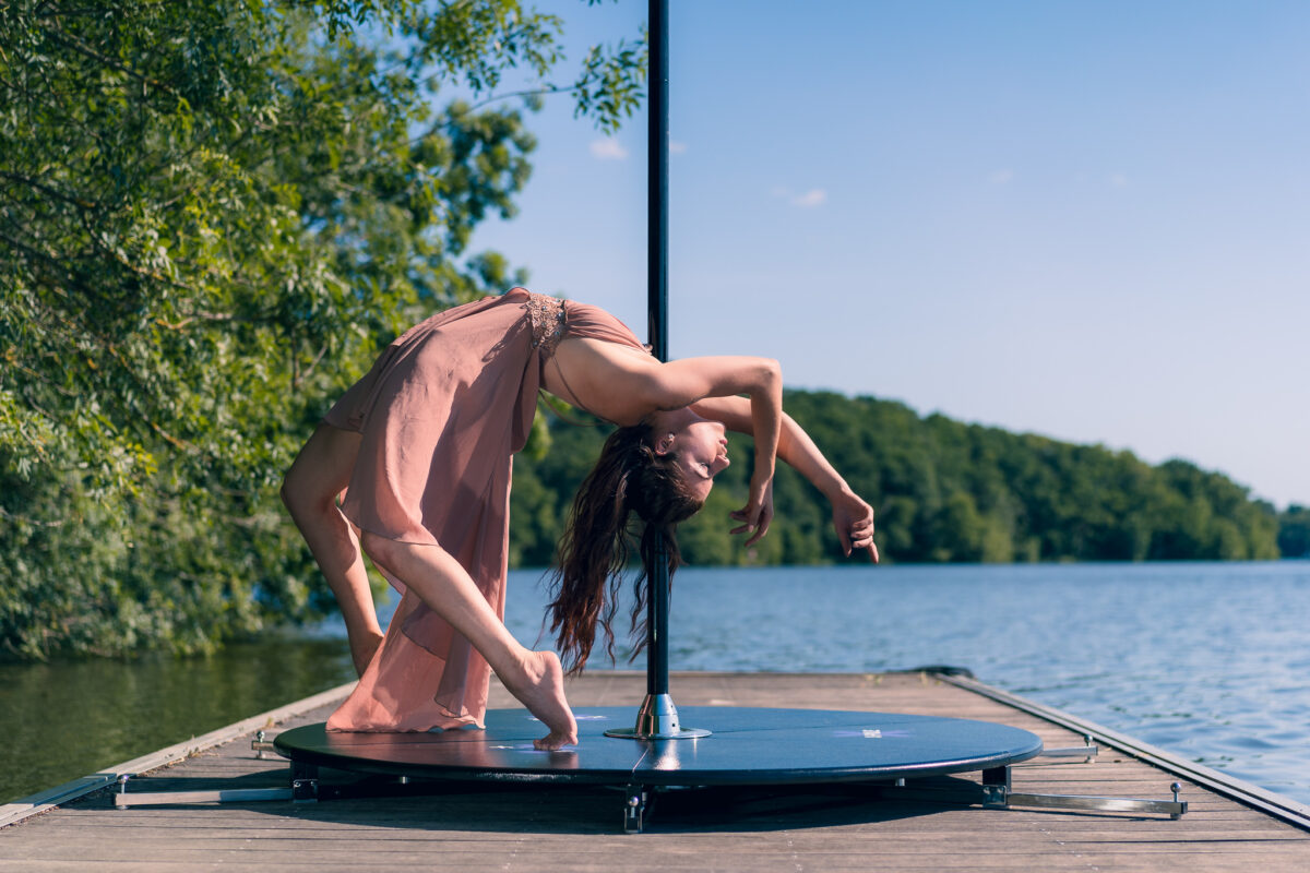 Séance photo pole dance au bord de la Loire avec Alice