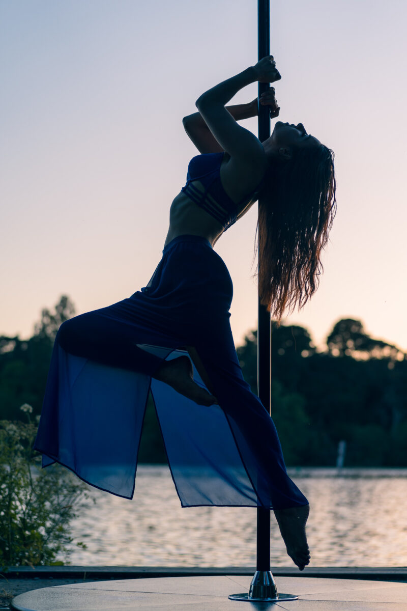 Séance photo pole dance au bord de la Loire avec Alice.