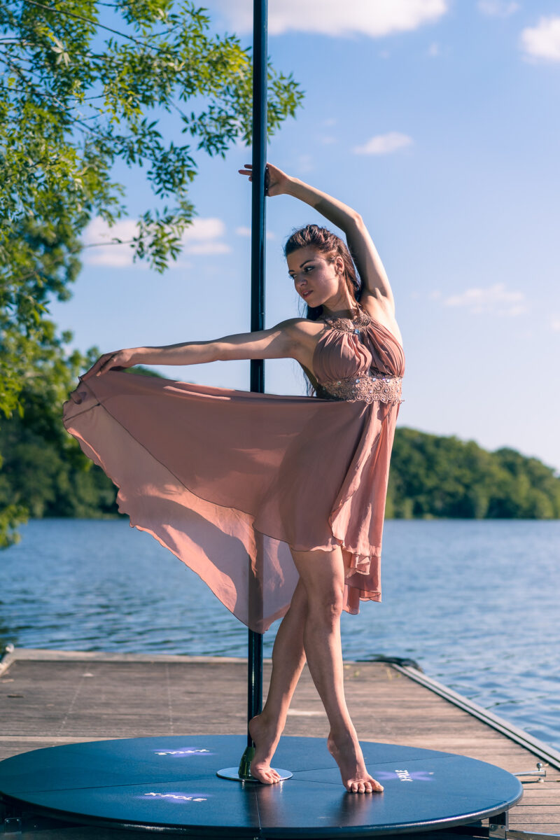 Séance photo pole dance au bord de la Loire avec Alice