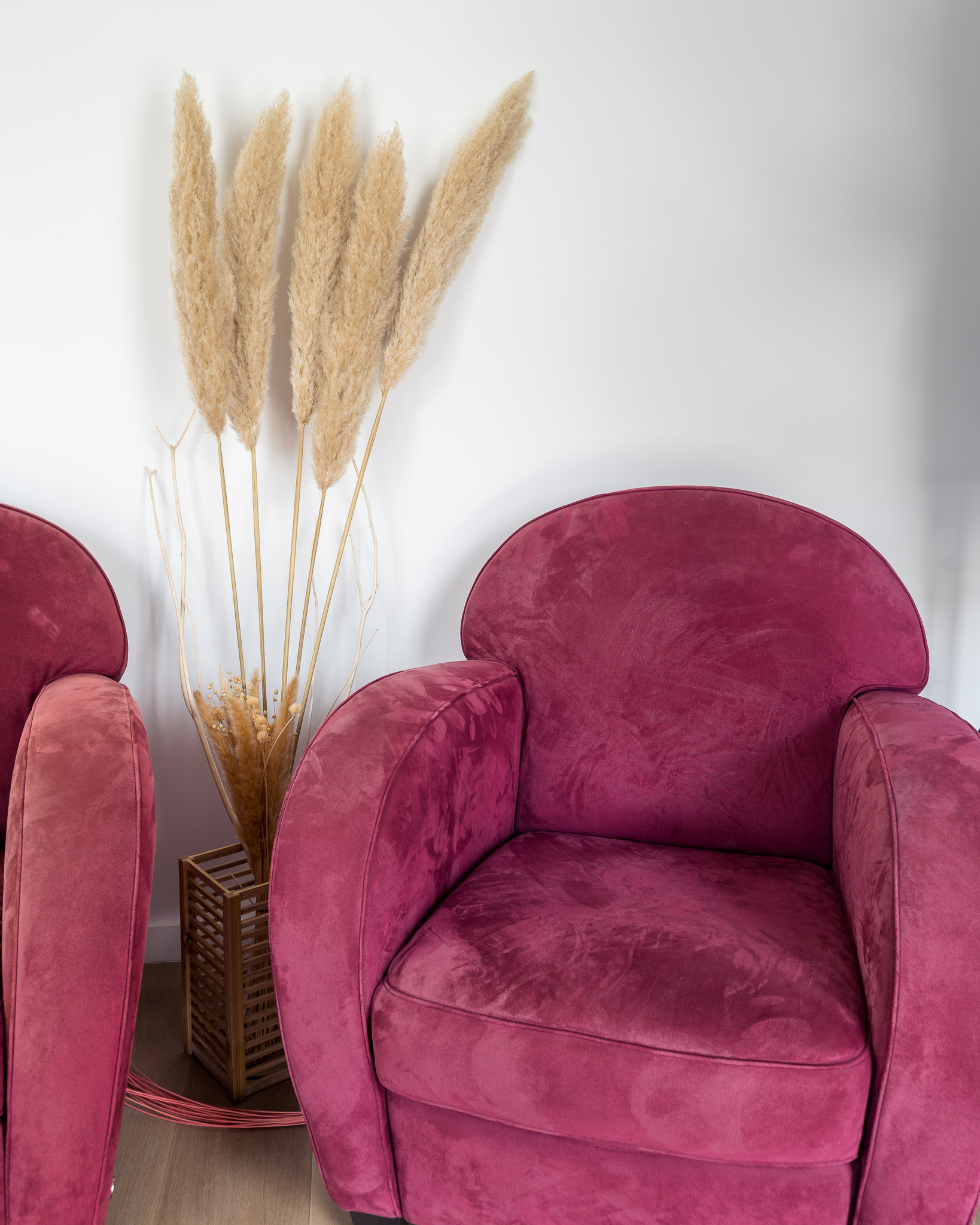Le studio photo à Nantes contient des fleurs de pampa et des fauteuils framboise.