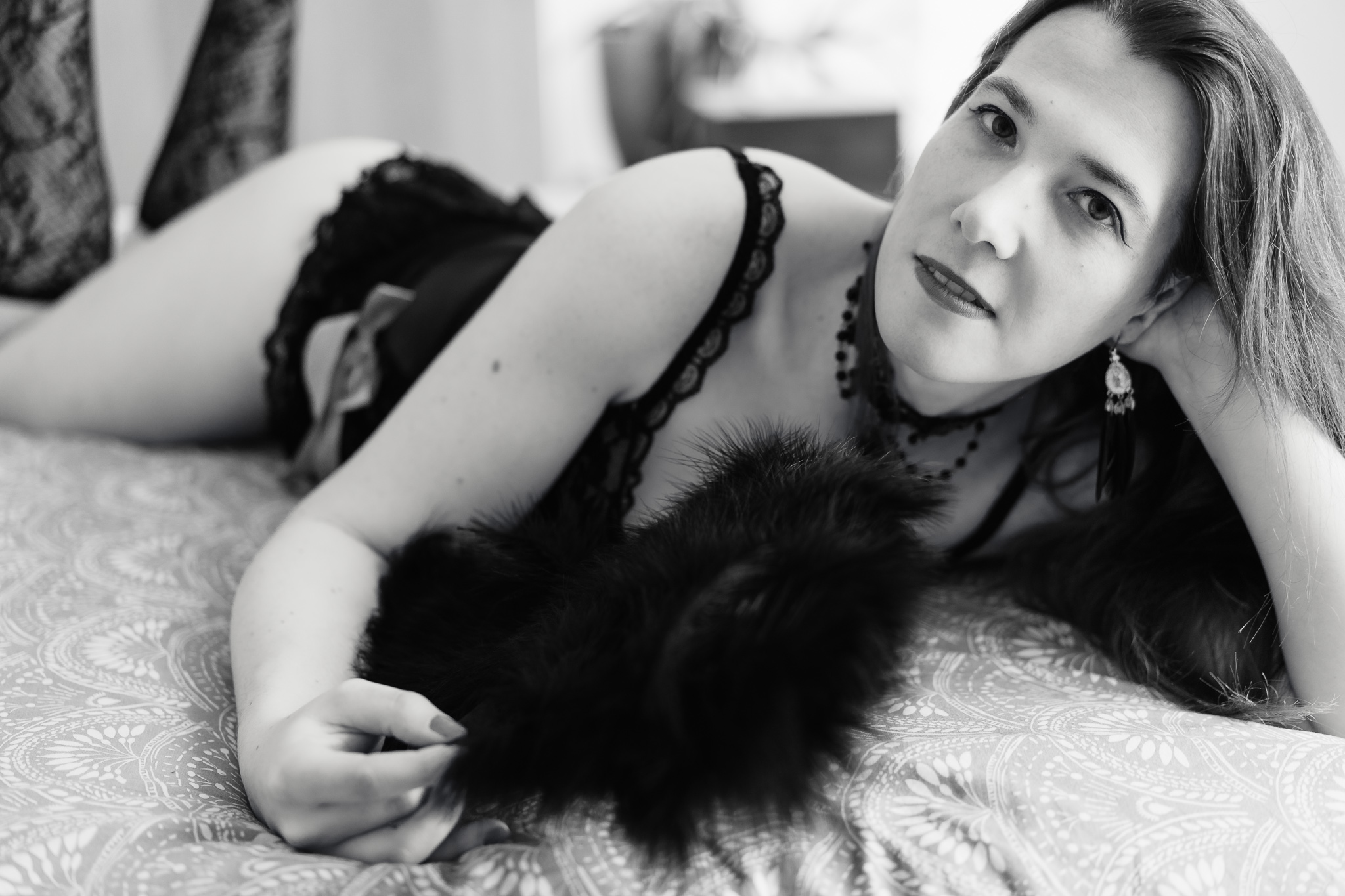 Alice allongée sur le lit pendant sa séance photo boudoir