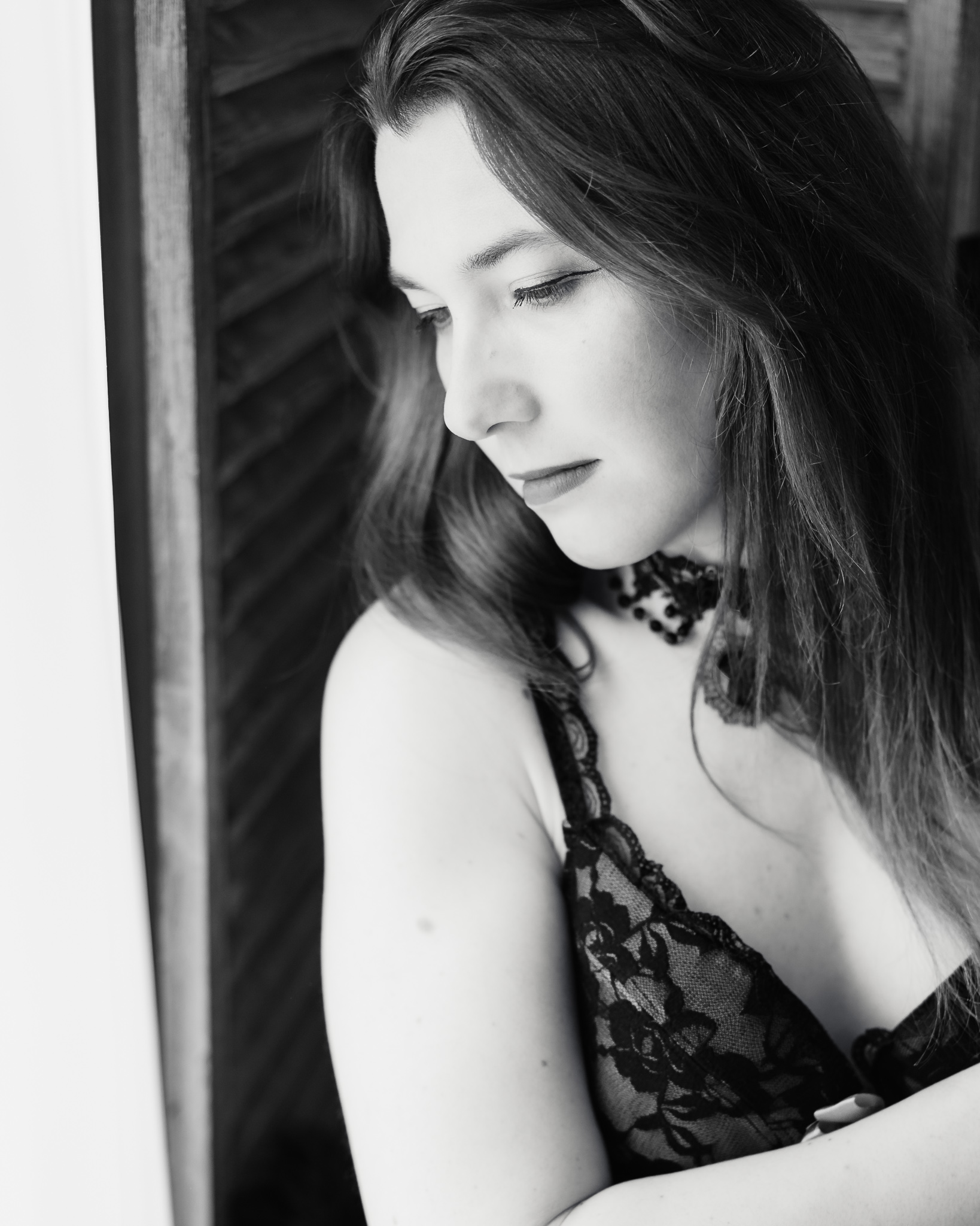 Portrait d'Alice regardant par la fenêtre, en noir et blanc