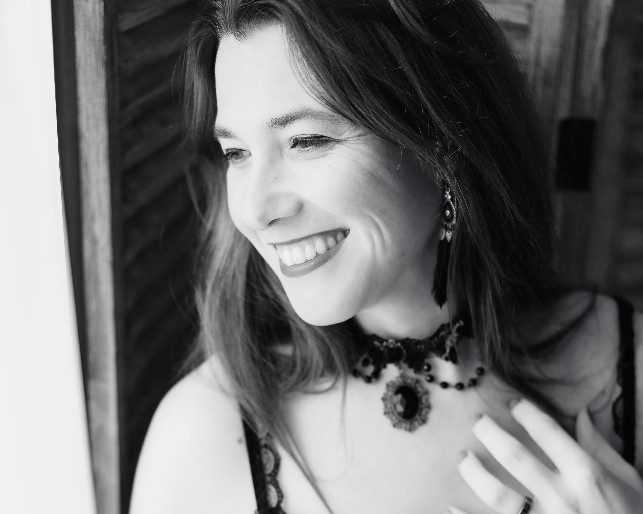 Portrait d'Alice souriante, en noir et blanc